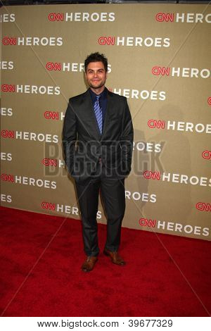 LOS ANGELES - DEC 2: Erik Valdez kommt für die 2012 CNN Heroes Awards im Shrine Auditorium Dece