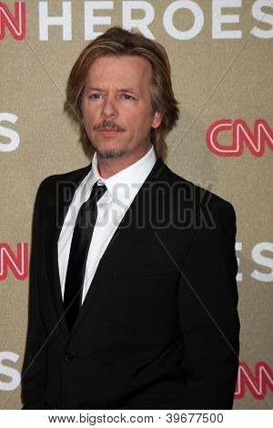 LOS ANGELES - 2 grudzień: David Spade przybywa do 2012 CNN Heroes Awards w Shrine Auditorium na Dece