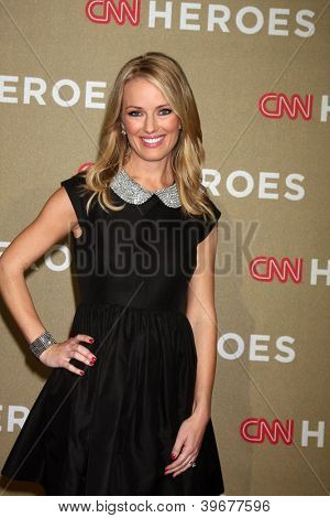 LOS ANGELES - 2 dicembre: Brooke Anderson arriva per il 2012 CNN Heroes premi allo Shrine Auditorium su 