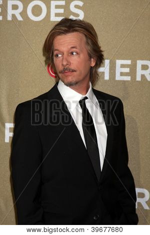 LOS ANGELES - 2 grudzień: David Spade przybywa do 2012 CNN Heroes Awards w Shrine Auditorium na Dece