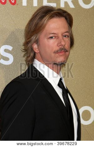 LOS ANGELES - 2 grudzień: David Spade przybywa do 2012 CNN Heroes Awards w Shrine Auditorium na Dece