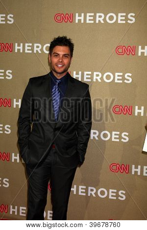 LOS ANGELES - DEC 2: Erik Valdez kommt für die 2012 CNN Heroes Awards im Shrine Auditorium Dece