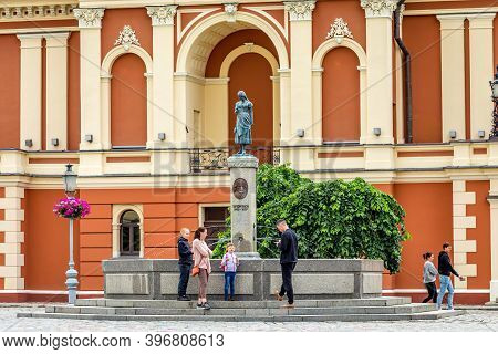 Klaipeda, Lithuania - July 10, 2020: Tourists At The Memorial Of Simon Dach And Taravos Anike (annch