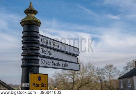 Richmond, North Yorkshire, Uk - March 23, 2020: The Top Of An Old Fashioned Street Sign Directing To
