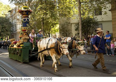 Stuttgart, Germany, 25 September 2016.  Volksfest In Stuttgart. The March Through The City Center.