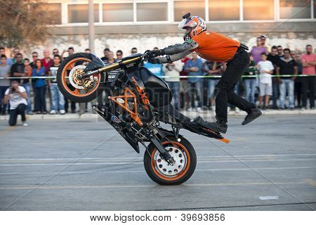 Motocyklista wykonywania ekstremalnych Stand