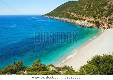 Mooie zonnige strand met wit zand en blauw water