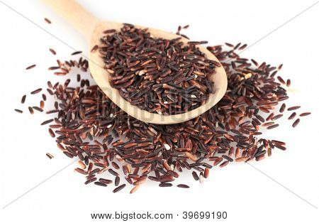 arroz preto com colher de pau, isolado no fundo branco