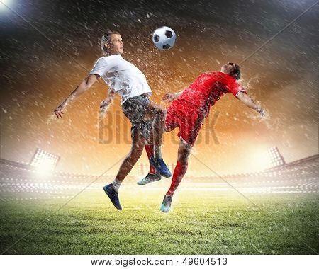 Imagem de dois jogadores de futebol no estádio