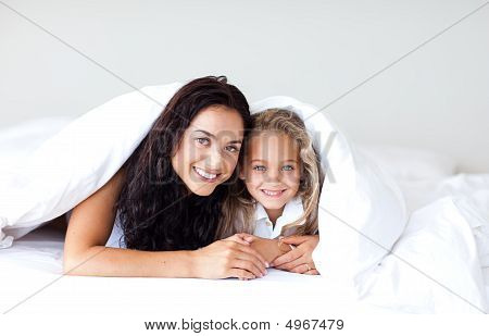 Matka i Daugther ogarnięcie na łóżku