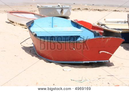 Oude boot op het strand