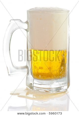 Mug เบียร์ overfilled