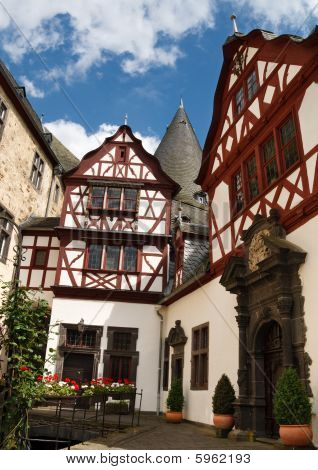 Piękna architektura budynku z muru pruskiego w Schloss Buerresheim (zamek Burresheim), Niemcy