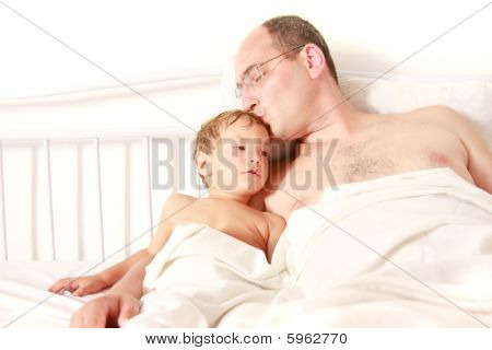 พ่อและลูกชายไปนอน