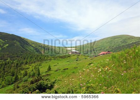 Vue sur la montagne l'été avec les bâtiments de la Station météo