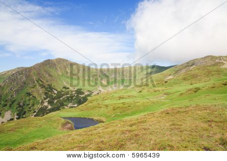 Vue sur la montagne l'été avec la petite flaque d'eau
