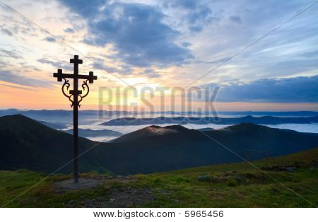Summer Sunset Mountain View avec le christianisme Cross