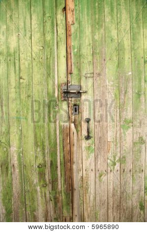 Groene houten deur sluiten