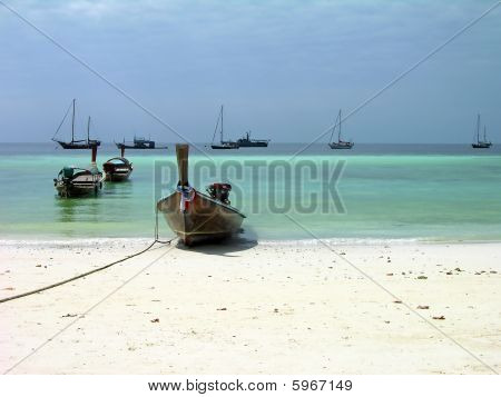 Barcos perto da praia no mar de Andaman