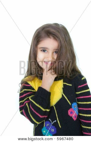 Retrato de jovem com o dedo em seus lábios