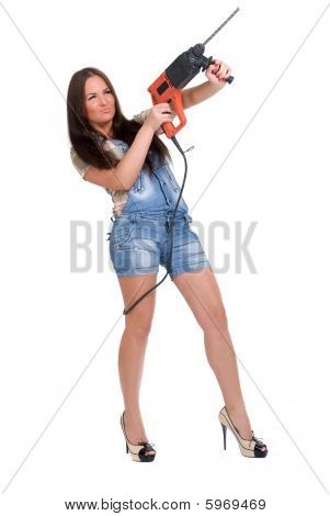 Mujer en casco naranja sujetando el taladro de martillo