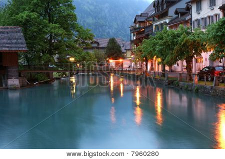 Schweiz, Interlaken. Aften syn på en lille flod i Downtown