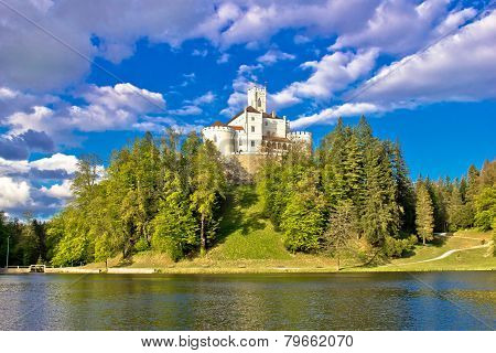 Odyllic Lake Hill Castle Of Trakoscan