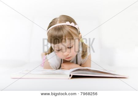 Malá dívka čtení kniha