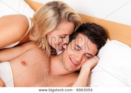 Paar hat Spaß im Bett. Lachen, Freude und Erotik