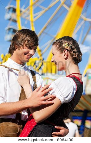 Casal em pessoa Dult ou Oktoberfest