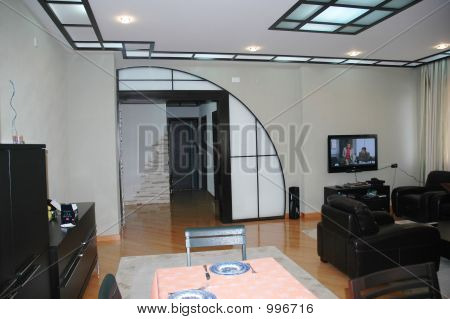 Interior de un apartamento moderno - puerta y techo