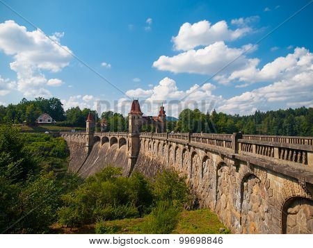 Historical dam Les Kralovstvi