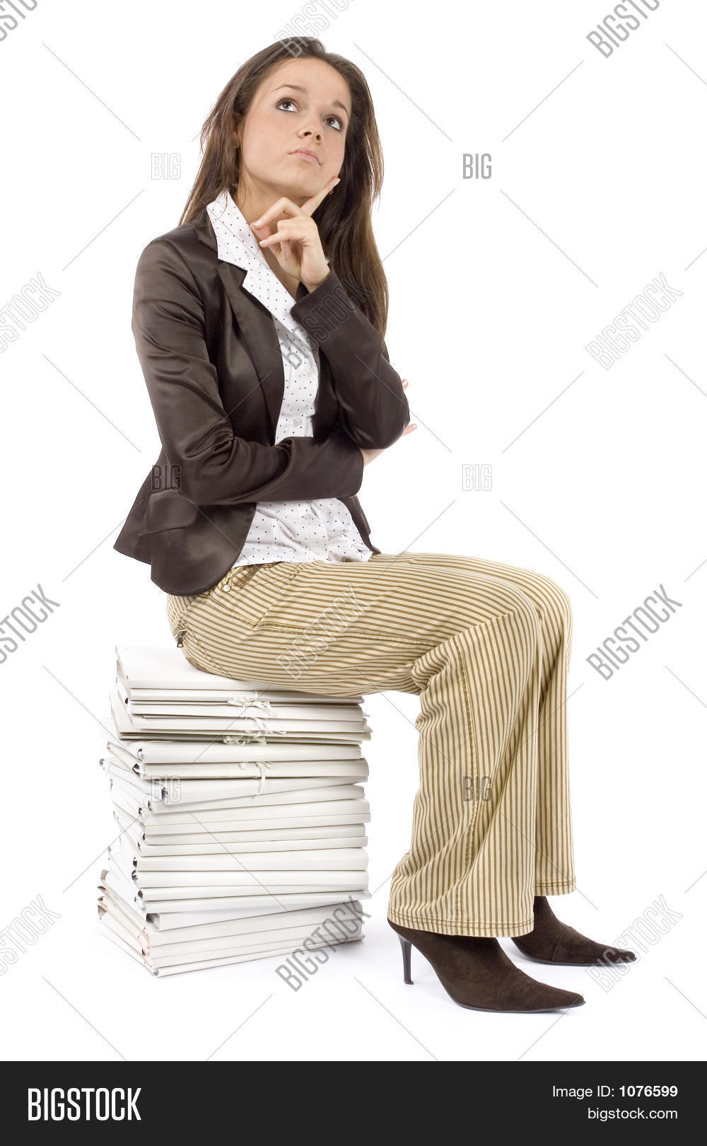 женщина в раздумьях. женщина в раздумьях. женщина сидит думает. женщина сидит думает. фотосессия в квартире.