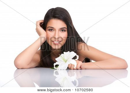 Retrato de una joven sonriente, con un lirio en la mano