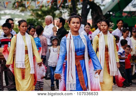 Nha Trang, Vietnam - Circa February 2015 - Unidentified Women Dance Traditional With Clay Pots On Lu