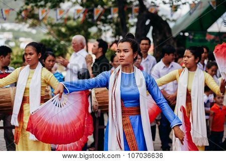Nha Trang, Vietnam - Circa February 2015 - Unidentified Women Dance Traditional With Clay Pots On Lu