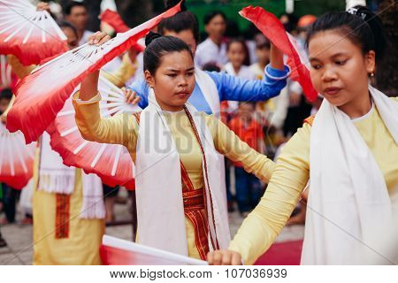 Nha Trang, Vietnam - Circa February 2015 - Unidentified Women Dance Traditional With Clay Pots On Lu