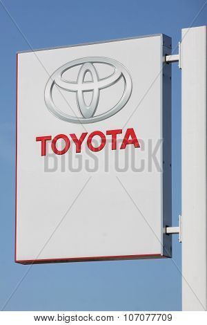 Toyota sign on a pole