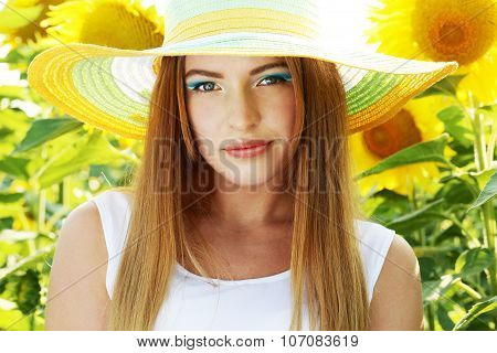 Bea?tiful girl in the sunflowers field