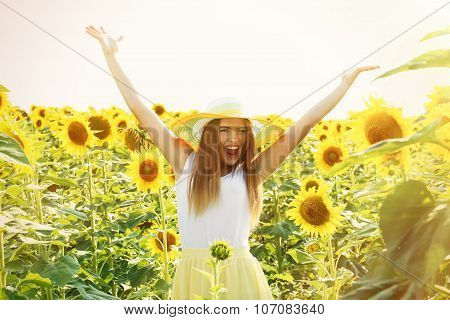 Bea?tiful girl in the sunflowers field