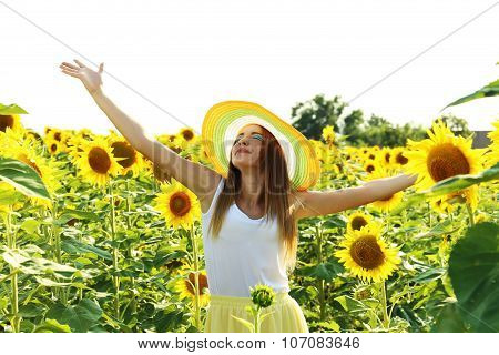 Bea?tiful girl in the sunflowers field