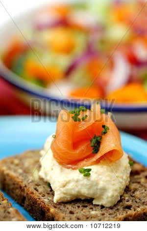 Geräucherter Lachs mit houmous