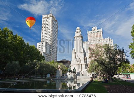 Satue på Spanien Square i Madrid