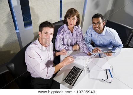 Multi-ethnic สำนักงานแรงงานที่ทำงานในโครงการ