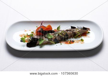 Typical tuna tapa in a small white dish.