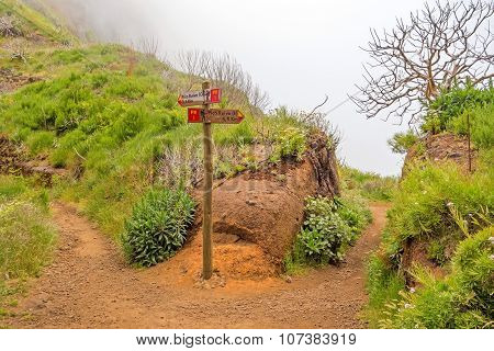 Hiking Trail Passage Pico Arieiro To Pico Ruivo - Signpost Showing Alternatives Routes