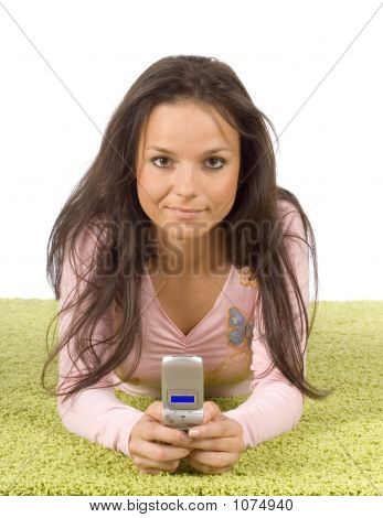 Giovane donna con il telefono cellulare sul tappeto verde