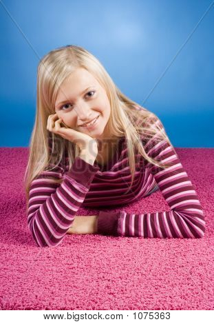 Jonge Blonde vrouw liggen op de roze loper