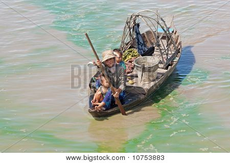 Boatpeople in Tonle Sap Lake in Kambodscha