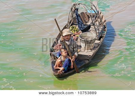 Boatpeople in Tonle Sap Lake in Kambodscha